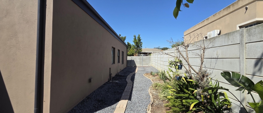 To Let 3 Bedroom Property for Rent in Uitzicht Western Cape